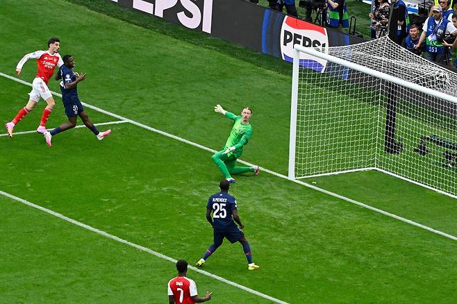<YONHAP PHOTO-0956> epaselect epa13005058 Kai Havertz of Arsenal (L) scoring the 0-1 goal during the UEFA Champions League final between Paris Saint-Germain and Arsenal in Puskas Arena in Budapest, Hungary, 30 May 2026. EPA/Szilard Koszticsak HUNGARY OUT/2026-05-31 03:02:17/<저작권자 ⓒ 1980-2026 ㈜연합뉴스. 무단 전재 재배포 금지, AI 학습 및 활용 금지>