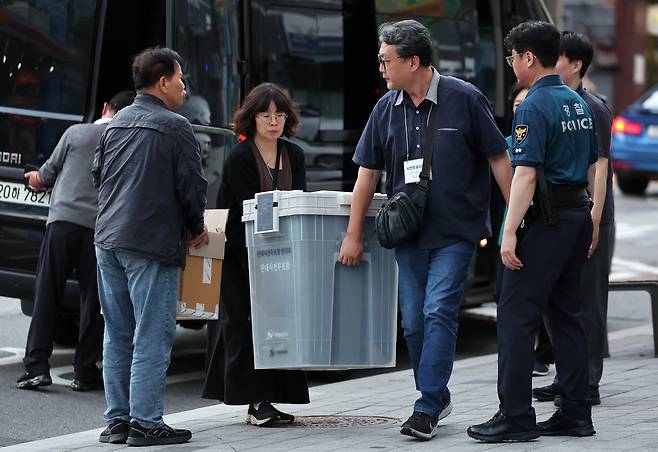 6·3 지방선거 사전 투표가 종료된 30일 오후 서울 영등포구선거관리위원회에서 사전 투표 참관인과 사무원이 사전 투표함을 인계하고 있다. /뉴스1
