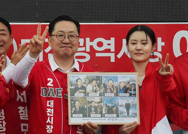 이장우 국민의힘 대전시장 후보가 6.3 지방선거 공식 선거운동 첫 날인 21일 대전역 서광장에서 열린 국민의힘 승리 출정식에서 청년 대표로부터 액자를 선물받고 있다. /뉴스1