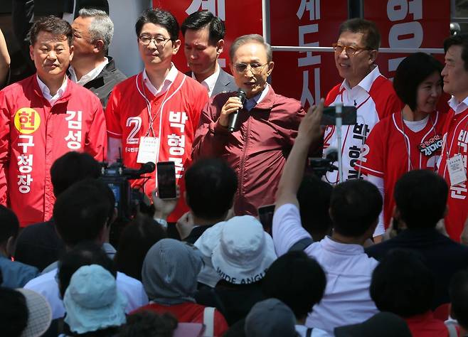 이명박 전 대통령이 31일 부산 해운대구 구남로를 방문, 박형준 국민의힘 부산시장 후보의 지지를 호소하고 있다. 뉴시스
