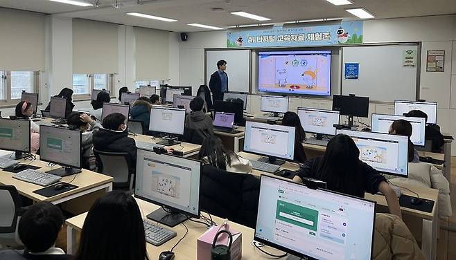 일선 학교의 'AI 디지털 교육자료 체험존'에서 학생들이 동아출판의 맞춤형 AI 학습 콘텐츠를 활용해 수업에 참여하고 있다. 동아출판 제공