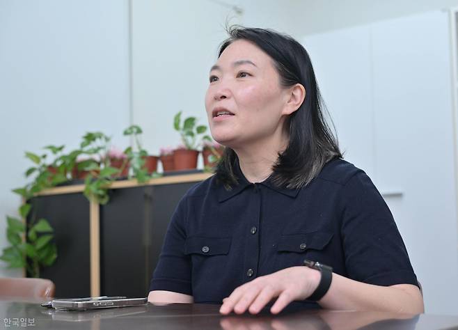 이서혜 에너지석유시장감시단 대표가 지난달 25일 서울 서초구 감시단 사무실에서 미국·이란 전쟁 발발 이후 다시 시장 분석에 나선 이유를 말하고 있다. 최주연 기자