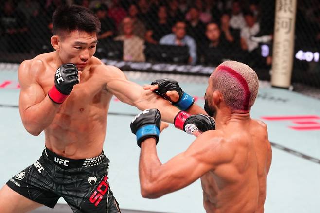 송야동(왼쪽)이 피게레도를 꺾었다. 사진=UFC