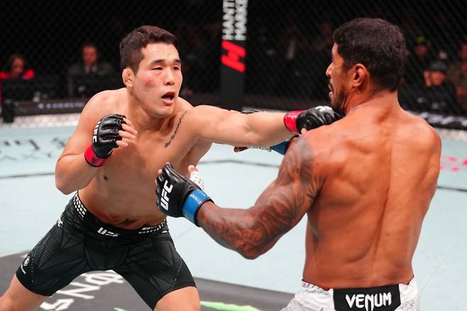 이이삭(왼쪽)이 UFC 데뷔전에서 패했다. 사진=UFC
