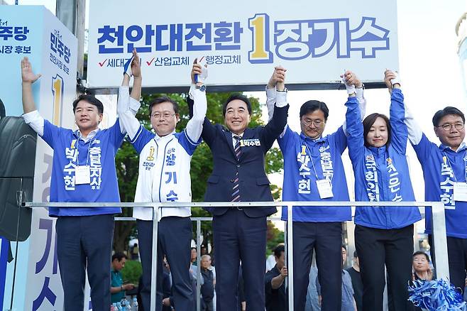 더불어민주당 박수현 호보가 지난 30일 오후 5시30분 천안 신세계백화점 앞에서 '천안대첩' 합동유세에 나섰다. 사진 박수현 후보 캠프