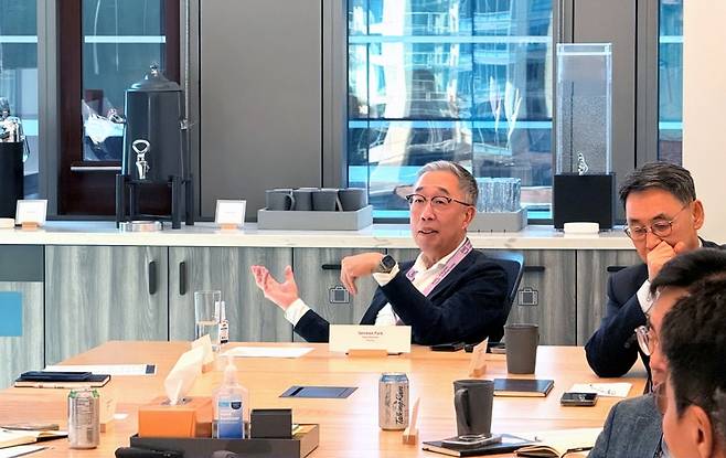 박지원 두산그룹 부회장이 9월 22일(현지 시간) 미국 시애틀 아마존 본사를 방문해 AI 기반 경영혁신 사례에 대한 질문을 하고 있다. 사진=두산