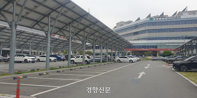 26일 경남 창원시 마산의료원 고객 주차장에 빈 자리가 많이 남아 있어 한산한 모습이다. 김정훈 기자