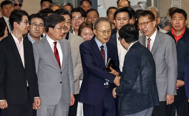 이명박 전 대통령이 31일 부산 해운대구 수영로교회를 찾아 국민의힘 박형준 부산시장 후보와 함께 예배에 앞서 교인들에게 인사하고 있다. 연합뉴스