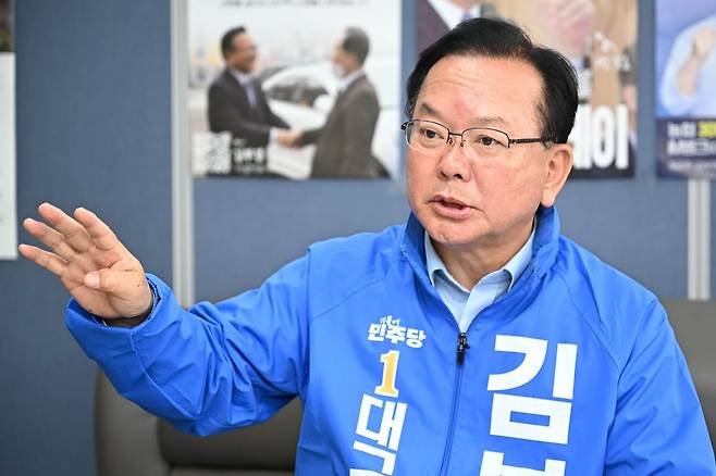 김부겸 더불어민주당 대구시장 후보가 대구시 서구 선거사무실에서 국민일보와 인터뷰하고 있다.