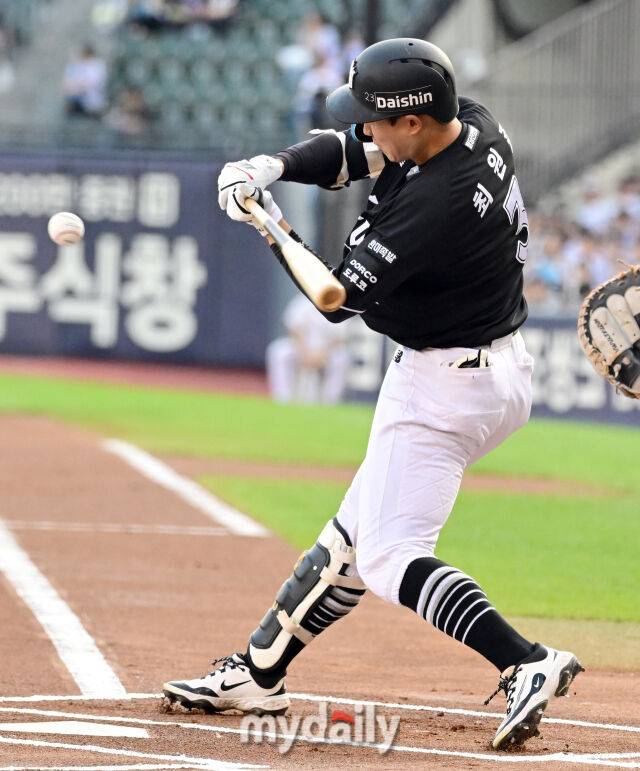 2026년 5월 28일 오후 서울 잠실구장에서 열린 '2026 신한 SOL KBO리그' KT 위즈와 두산 베어스의 경기. KT 최원준이 4회초 선두타자로 나와 안타를 치고 있다./마이데일리