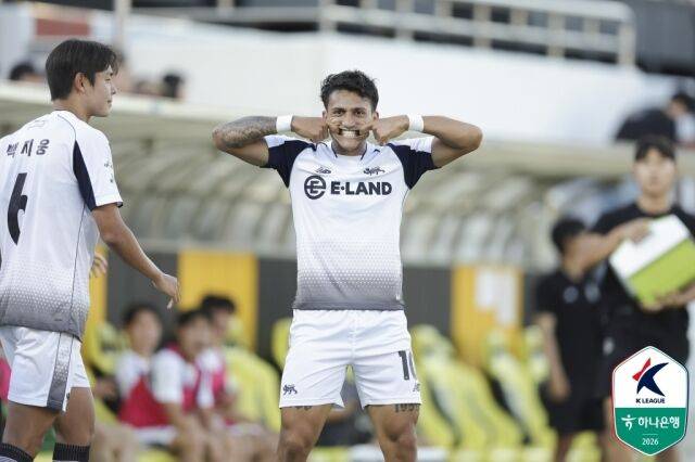 서울 이랜드가 31일 광양축구전용경기장에서 열린 전남 드래곤즈와의 14라운드 원정 경기에서 1-0으로 승리했다. 선제골을 넣은 서울 이랜드 까리우스./프로축구연맹 제공