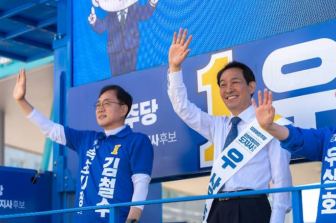 31일 오전 속초 아남프라자 앞에서 거리 유세를 통해 표심을 호소하고 있는 더불어민주당 우상호 강원도지사 후보와 김철수 속초시장 후보. 우 후보 캠프 제공