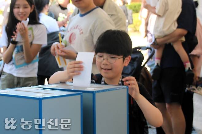 5월31일 대전 유성구 국립중앙과학관에서 열린 제3회 공룡덕후박람회에서 정호영군(9·경기 부천)이 제2대 공룡대통령 선거에 참여하고 있다.