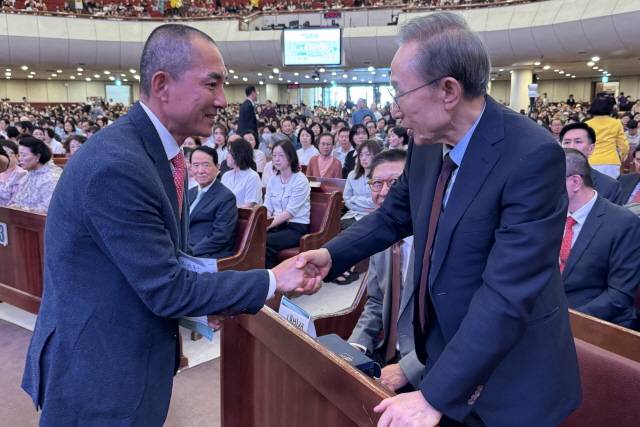▲부산 북구갑 보궐선거에 나선 국민의힘 박민식 후보가 31일 부산 수영로교회에서 이명박 전 대통령과 만나 악수하고 있다. ⓒ박민식 선거캠프