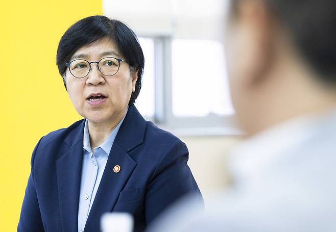 정은경 보건복지부 장관이 29일 인천 서구 인천참사랑병원을 방문해 마약류 치료보호기관 현장을 점검하고 현장 종사자 및 전문가들과 간담회를 하고 있다. 보건복지부 제공.