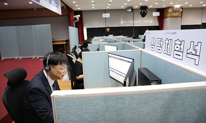 안형준 국가데이터처장이 29일 대전 KT인재개발원에 마련된 2025년 기준 경제총조사 콜센터 체험석에서 전화조사 응대 절차를 체험하고 있다. 국가데이터처 제공