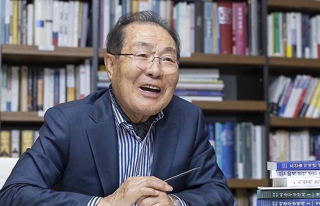 윤동한 한국콜마 회장이 ‘신동아’와 인터뷰하고 있다. 조영철 기자