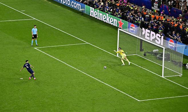 31일, UEFA 챔피언스 리그 - 결승전 - 파리 생제르맹 대 아스널 - 푸스카스 아레나, 부다페스트, 헝가리 - 2026년 5월 30일. 파리 생제르맹의 루카스 베랄도가 승부차기에서 페널티킥을 성공시키고 있다. REUTER연합뉴스