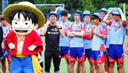 ▲ 대표팀 주장 엔도는 "일본 축구팬들을 반드시 새로운 세계로 인도하겠다"며 힘찬 출사표를 던졌고, 에이스 쿠보 타케후사는 "한 명의 열혈 독자로서 가슴이 벅차오른다"며 설렘을 감추지 못했다. ⓒ 스포니치 아넥스