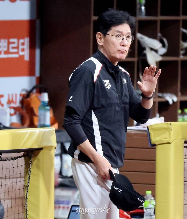 KT 이강철 감독이 10일 고척스카이돔에서 열리는 2026KBO리그 KT위즈와 키움히어로즈 경기를 시작하며 구심에 인사하고 있다.. 2026.05.10. KT 이강철 감독이 10일 고척스카이돔에서 열리는 2026KBO리그 KT위즈와 키움히어로즈 경기를 시작하며 구심에 인사하고 있다.. 2026.05.10. /사진=강영조 cameratalks@