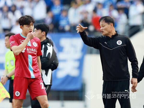 용인FC 최윤겸 감독이 작전을 지시하는 모습.2026.03.29.(사진=김경수 기자/발리볼코리아닷컴 DB자료).