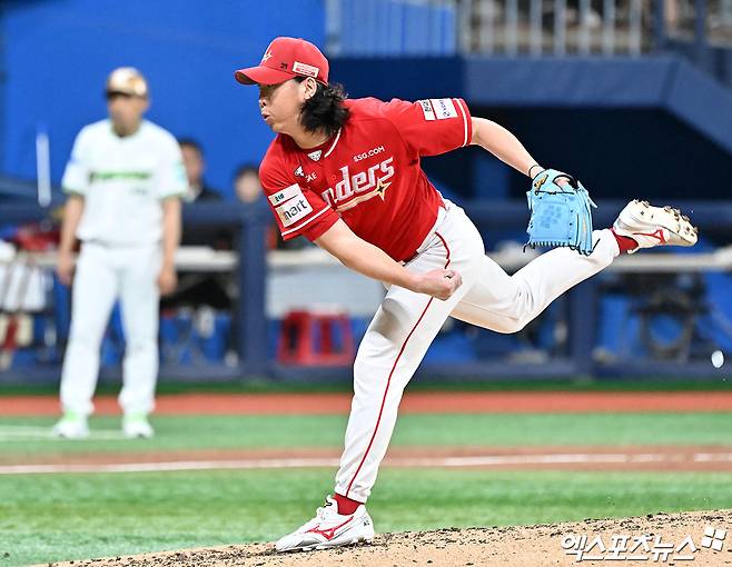 20일 오후 서울 구로구 고척스카이돔에서 열린 '2026 신한 SOL Bank KBO리그' SSG 랜더스와 키움 히어로즈의 경기, 7회말 SSG 문승원이 공을 힘차게 던지고 있다. 엑스포츠뉴스 DB