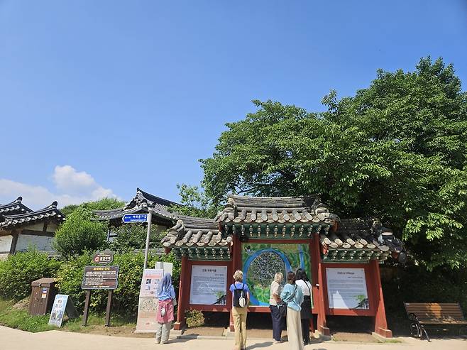 하회마을 지도 보는 관광객들 (안동=연합뉴스) 김선형 기자 = 29일 경북 안동시 풍천면 하회마을 입구에서 관광객들이 지도를 살펴보고 있다. 2026.5.29 sunhyung@yna.co.kr