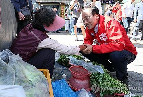 서남시장서 시민과 인사하는 추경호 (대구=연합뉴스) 김현태 기자 = 국민의힘 추경호 대구시장 후보가 30일 오후 대구 서남시장을 찾아 시민과 인사하고 있다. 2026.5.30
mtkht@yna.co.kr