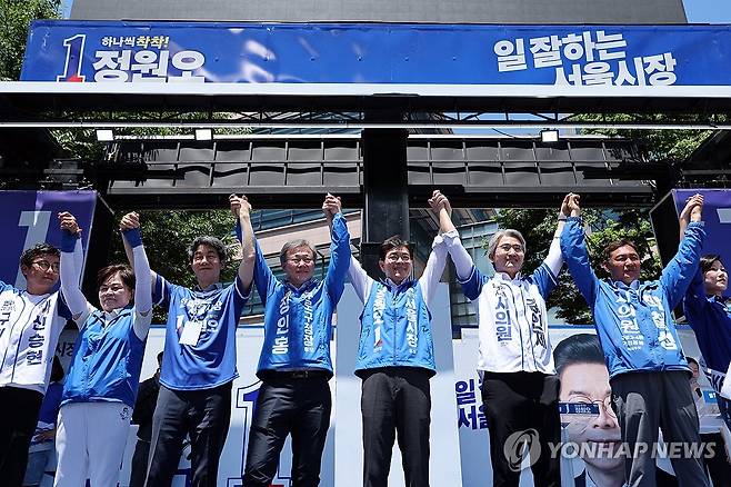 지지 호소하는 정원오 후보 (서울=연합뉴스) 박동주 기자 = 더불어민주당 정원오 서울시장 후보가 31일 서울 구로구 고척스카이돔 인근에서 열린 유세에서 인사하고 있다. 2026.5.31 pdj6635@yna.co.kr