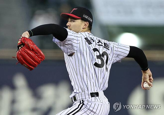 역투하는 LG 톨허스트 (서울=연합뉴스) 윤동진 기자 = 7일 서울 잠실야구장에서 열린 2026 KBO 리그 두산 베어스 대 LG 트윈스 경기. 1회 초 LG 선발투수 톨허스트가 역투하고 있다. 2026.5.7 mon@yna.co.kr