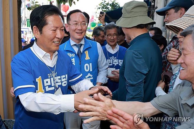 충북 영동군민 만나는 민주당 정청래 총괄상임선대위원장 (영동=연합뉴스) 신현우 기자 = 더불어민주당 정청래 총괄상임선거대책위원장이 31일 충북 영동군 영동전통시장 앞에서 민주당 이수동 영동군수 후보 지원 유세를 하며 군민과 인사하고 있다. 2026.5.31 nowwego@yna.co.kr