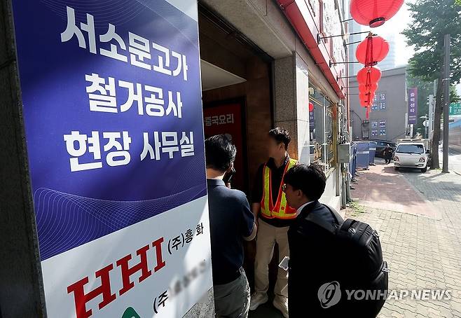 경찰, 서소문고가 붕괴사고 관련 현장 사무실 등 압수수색 (서울=연합뉴스) 한종찬 기자 = 경찰 관계자들이 서소문 고가차도 붕괴사고와 관련해 29일 서울 서대문구 철거 공사 현장사무실을 압수수색 하기 위해 들어가고 있다. 2026.5.29 saba@yna.co.kr
