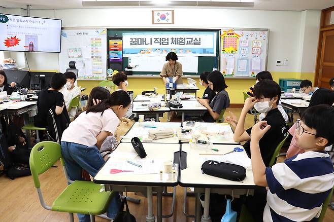 ▲ 수원매화초등학교 학생들이 프로파일러 체험을 하고 있다./사진제공=수원매화초등학교