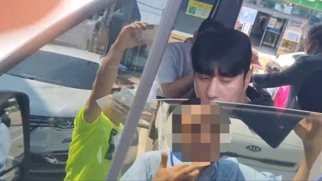 효사랑데이케어센터 이용 어르신들을 태운 차량이 아산면 사전투표소에 도착하자 고창군선거관리위원회 소속 공정선거지원단원이 신분을 밝히며 운전기사에게 현장 상황을 확인하고 있다. /제공=독자제공