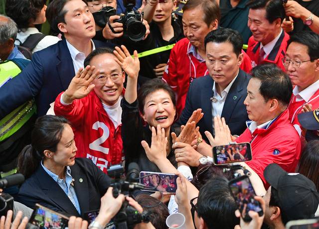 '선거의 여왕'으로 불리는 박근혜 전 대통령이 31일 추경호 국민의힘 대구시장 후보와 함께 대구 서문시장을 찾아 시민들과 지지자들에게 인사를 하고 있다. 김진홍 기자