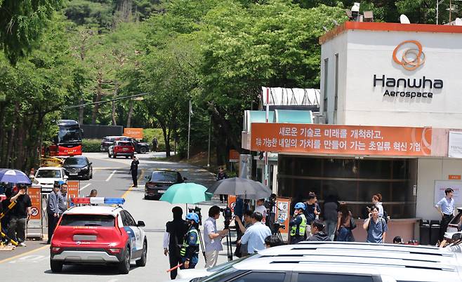 1일 오전 대전 유성구 외삼동 한화에어로스페이스 대전사업장에서 폭발 사고가 나 정문 앞이 통제 중인 가운데, 노동 당국이 정문 안으로 진입하고 있다.(연합뉴스)
