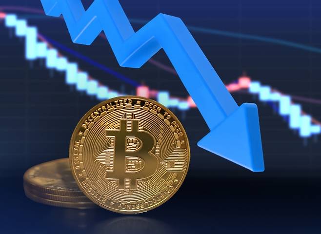 비트코인 ETF 대규모 자금 유출, 암호화폐 시장 약세 전환. 그래픽=유토이미지