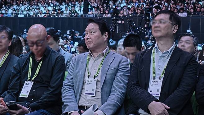 ▲최태원 SK그룹 회장(가운데)이 1일(현지시각) 대만에서 열린 'GTC 타이베이 2026' 현장을 찾아 젠슨 황 엔비디아 CEO의 기조연설을 참관 중이다.