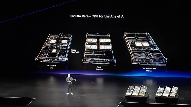 젠슨 황 엔비디아 CEO가 컴퓨텍스 2026 키노트에서 차세대 베라(Vera) CPU 플랫폼을 소개하고 있다. 화면에는 베라 루빈 GPU 시스템, 베라 컴퓨트, 베라 블루필드 스토리지 구성이 함께 제시돼 있으며, CPU·GPU·DPU·스토리지를 하나의 에이전틱 AI 인프라로 통합하려는 엔비디아의 수직 계열화 전략을 보여주는 장면이다. / 이상헌 기자