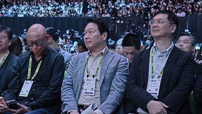 'GTC 타이베이 2026'에서 젠슨 황 CEO의 기조연설을 참관 중인 최태원 SK그룹 회장./사진=SK하이닉스
