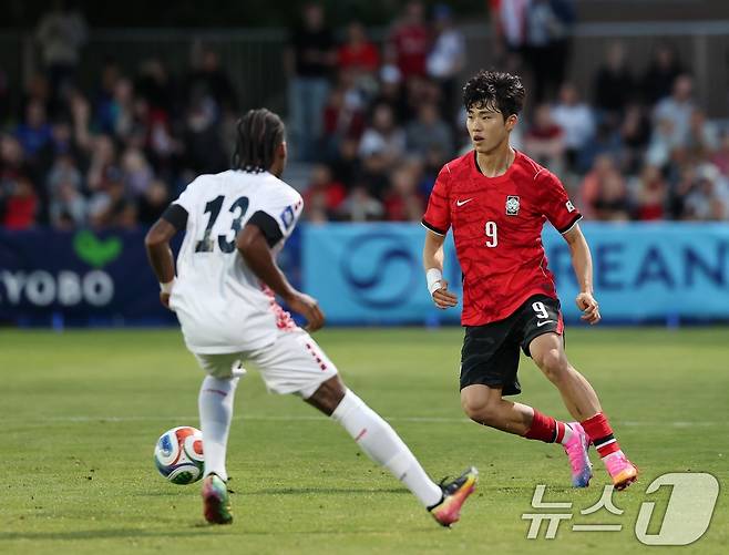 대한민국 축구대표팀 이기혁이 30일(현지시간) 미국 유타주 솔트레이크시티 브리검 영 대학교 BYU 사우스필드 경기장에서 2026 국제축구연맹(FIFA) 북중미 월드컵 앞두고 열린 대한민국과 트리니다드 토바고의 평가전에서 돌파를 하고 있다. 2026.5.31 ⓒ 뉴스1 임세영 기자