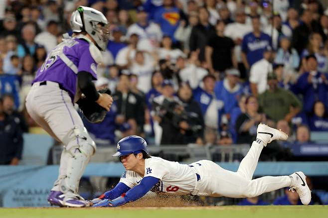 LOS ANGELES, CALIFORNIA - MAY 25: Hyeseong Kim #6 of the Los Angeles Dodgers slides into home plate against Hunter Goodman #15 of the Colorado Rockies during the seventh inning at Dodger Stadium on May 25, 2026 in Los Angeles, California. Katelyn Mulcahy/Getty Images/AFP (Photo by Katelyn Mulcahy / GETTY IMAGES NORTH AMERICA / Getty Images via AFP)
<저작권자(c) 연합뉴스, 무단 전재-재배포, AI 학습 및 활용 금지>