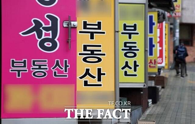 이 대통령은 지난달 26일 열린 국무회의 비공개 회의에서 "최근 집값이 다시 오른다는데 이에 대한 대책을 세우고 있나"라며 "정부 정책에 대한 국민 신뢰가 중요하다"고 강조했다. /뉴시스