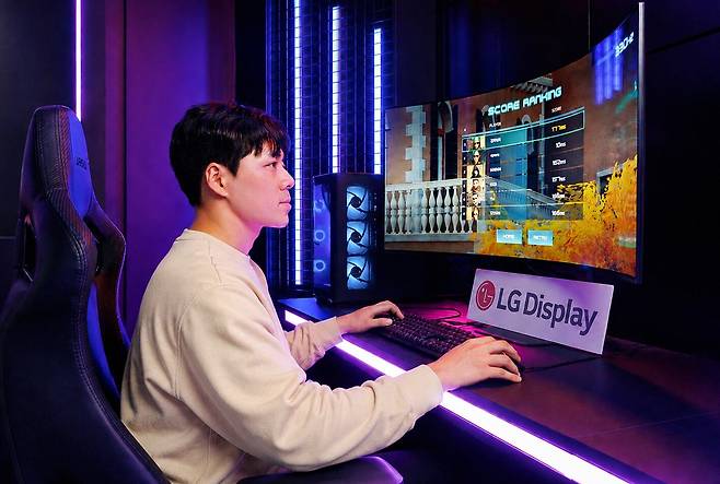 LG디스플레이 모델이 게이밍 OLED를 체험하고 있다. /LGD 제공