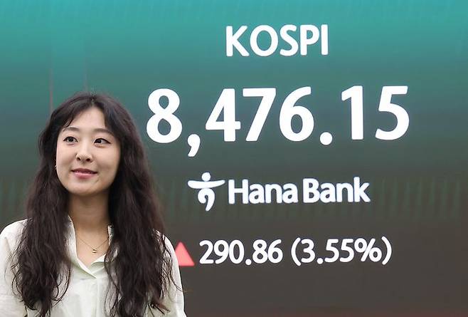 이달 개인과 기관은 외국인이 내놓은 물량을 적극 받아냈다.ⓒ연합뉴스