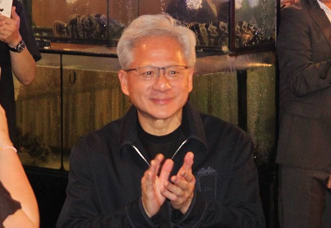 젠슨 황 엔비디아 최고경영자(CEO)가 1일 오후 대만 타이베이 시내 해산물 식당에서 열린 ‘코리아 파트너스 나잇’에 입장하고 있다. 2026.6.1 뉴스1