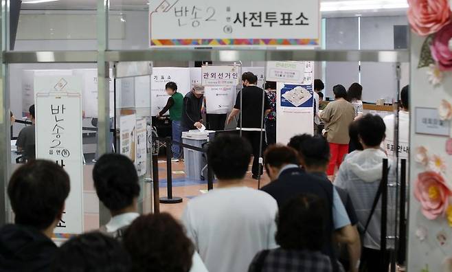 제9회 전국동시지방선거 및 국회의원 재보궐선거 사전투표 둘째 날인 지난달 30일 부산 해운대구 반송2동행정복지센터에 마련된 사전투표소에서 유권자들이 투표를 하기 위해 줄을 서 있다. /사진=뉴스1