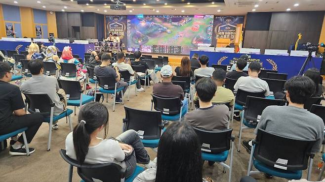 대회를 참관중인 학생들