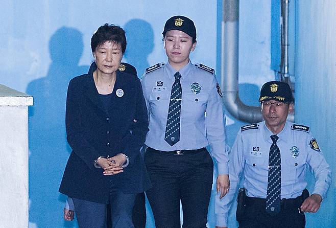 박근혜(왼쪽) 전 대통령이 파면 2개월 후인 2017년 5월 23일, 서울 서초구 서울중앙지법에서 열린 '국정농단' 사건 첫 재판을 마친 뒤 호송차로 향하고 있다. 왕태석 선임기자