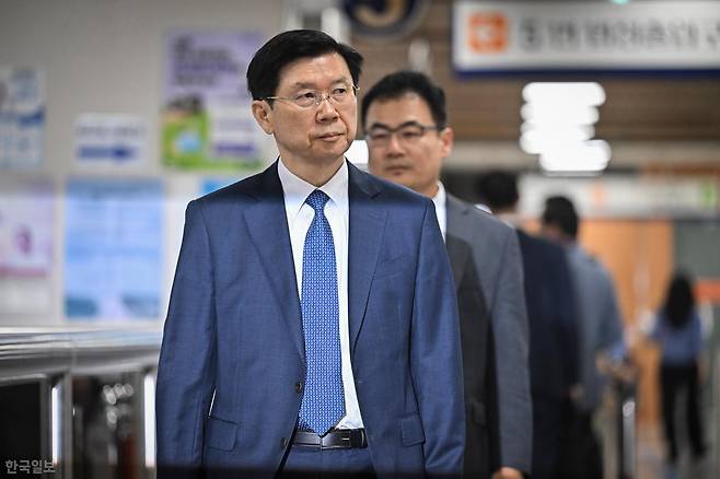 윤석열 전 대통령 등의 비화폰 정보를 삭제했다는 혐의를 받는 박종준 전 대통령 경호처장이 지난달 21일 서울 서초구 서울중앙지법에서 열린 1심 선고에 출석하고 있다. 정다빈 기자